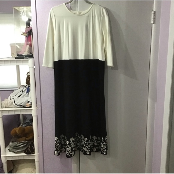 Woman’s Dress - Picture 1 of 12